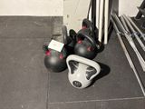 deux kettlebells et un kettlebell posé au sol