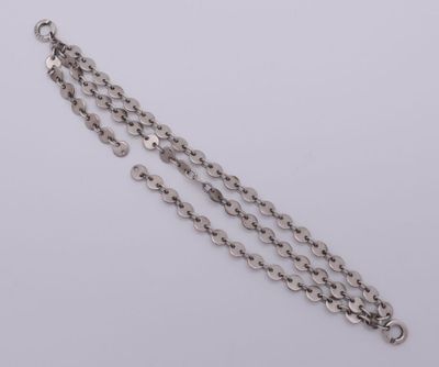 Gros plan d'un bracelet à maillons sur fond blanc