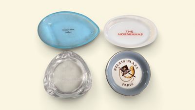 Suite de 4 cendriers publicitaires en verre, verre opalin et…