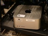 un ordinateur Apple posé sur un bureau d'ordinateur