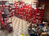 une pièce remplie de nombreuses étagères rouges
