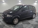 la photo d'une petite voiture noire garée dans un garage