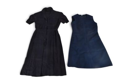 deux robes de femme sur fond blanc, l'une bleue et l'autre noire