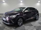 Le nouveau SUV Toyota C-HR est garé dans un showroom.