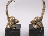 paire de serre-livres Art déco en laiton représentant des oiseaux, sur socles en marbre