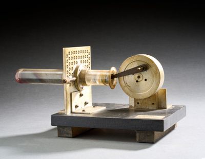 une petite machine posée sur une table