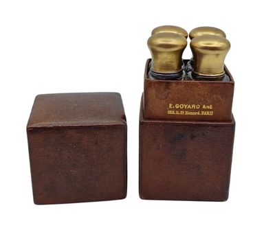 paire de salières et poivrières anciennes en laiton, avec leur coffret en bois