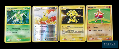 Quatre cartes Pokémon différentes sont représentées sur un fond noir