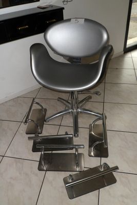 une photo d'une chaise posée par terre