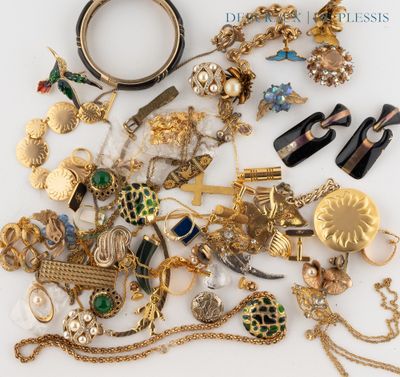 un tas de bijoux posé sur une table