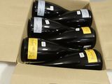 plusieurs bouteilles de vin se trouvent dans un carton sur une table