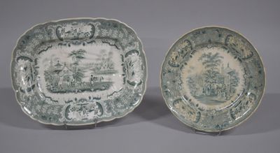 deux assiettes vertes et blanches ornées d'un motif représentant un paysage