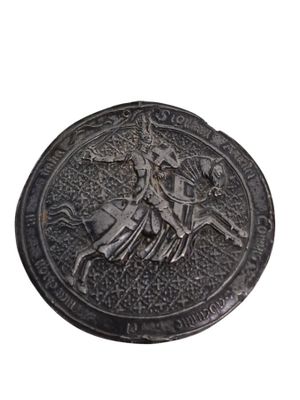 une image représentant une pièce de bronze sur laquelle figure un homme à cheval