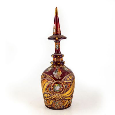 une image représentant un vase décoratif au sommet pointu