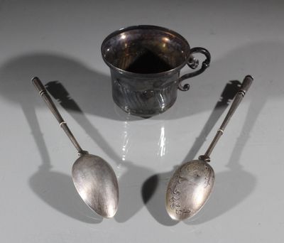 deux cuillères et une tasse posées sur une table