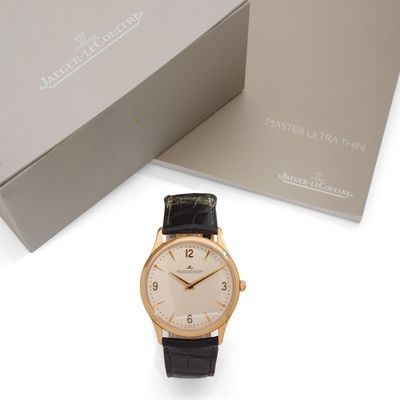 un gros plan sur une montre dans un coffret, avec un autre coffret en arrière-plan