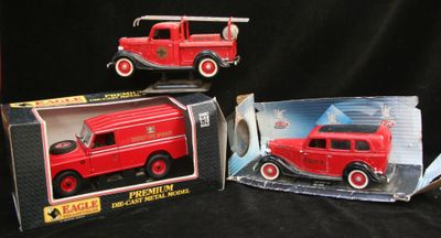 deux camions de pompiers rouges dans des cadres sur fond noir