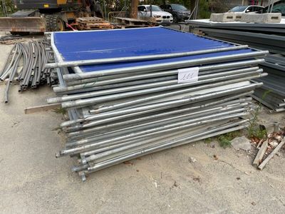 un tas de tuyaux métalliques posé sur le bord de la route