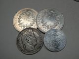 quatre types de pièces différents posés sur une table