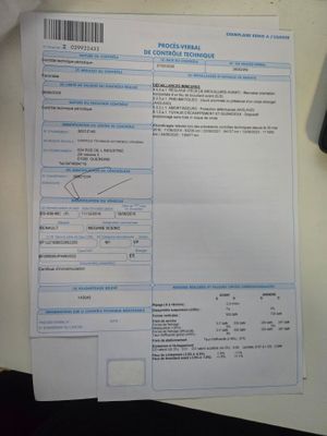 un ticket de caisse posé sur une table, à côté d'une calculatrice et d'une autre calculatrice