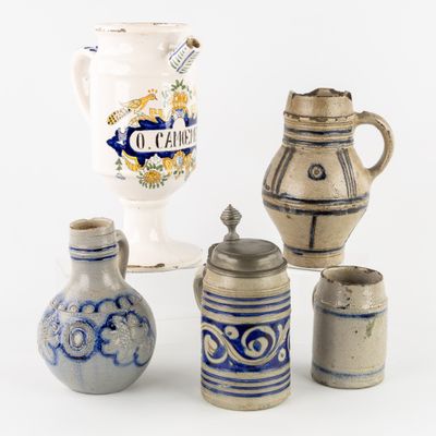cinq types de vases différents posés sur une table