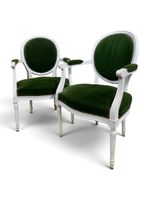 Paire de fauteuils cabriolet à dossier médaillon en bois nat…