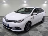 La Toyota Auris blanche est garée sur un sol à damier.