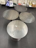Quatre tables rondes en fer