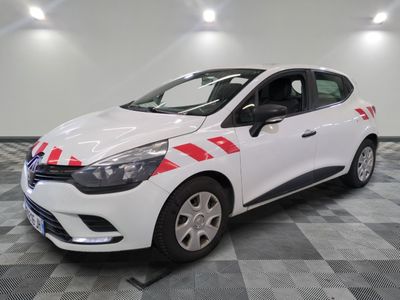 la voiture blanche est garée sur un sol en damier dans le garage