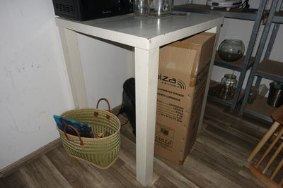 une petite table sur laquelle est posé un micro-ondes