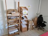 une pièce dans laquelle se trouvent des cartons et une chaise