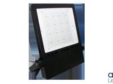 Le projecteur à LED est conçu pour diriger la lumière vers le sol.