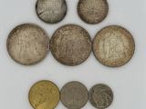 six types de pièces différents posés sur une surface blanche, sur fond blanc