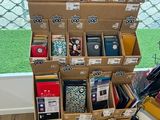 de nombreuses caisses de livres empilées les unes sur les autres par terre