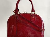 un gros plan d'un sac à main rouge sur fond blanc