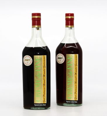 deux bouteilles de sirop posées l'une à côté de l'autre sur une surface blanche