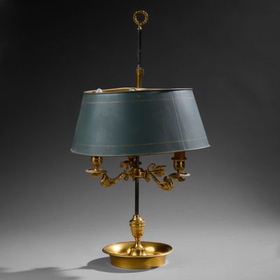 une image d'une lampe de table avec un abat-jour vert