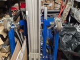 une photo d'une grande tour métallique dans un entrepôt
