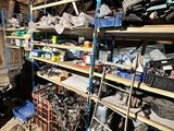 une pièce remplie d'une multitude d'objets de toutes sortes