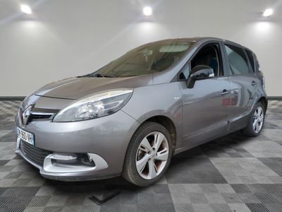 la voiture grise est garée dans le garage sur le sol en damier