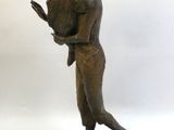statue représentant un homme tenant un oiseau dans ses bras