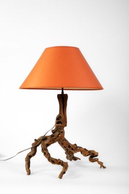 une lampe en bois munie d'un abat-jour rouge