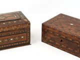 deux boîtes en bois ornées de motifs décoratifs, placées l'une à côté de l'autre