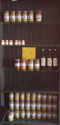 de nombreux bocaux de conserve sur les rayons du magasin