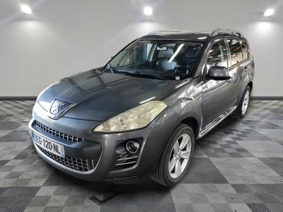 une photo d'un SUV argenté garé dans un garage