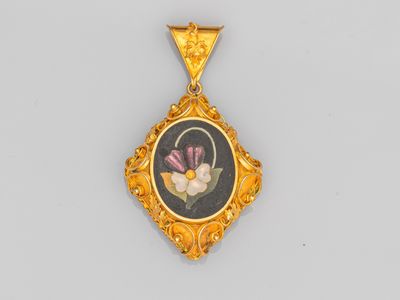 un pendentif en or et émail représentant une fleur dans un panier