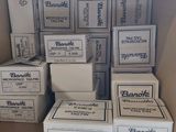 plusieurs boîtes sont empilées les unes sur les autres dans une boîte