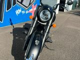 une moto noire garée devant un bâtiment