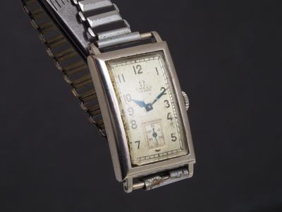 une image représentant une montre-bracelet sur fond noir