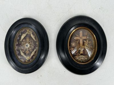 deux horloges accrochées au mur l'une à côté de l'autre